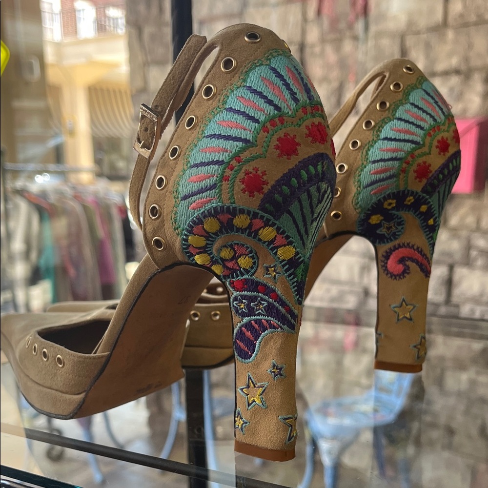 Vintage Versace Tan Heels with Colorful Embroidery🦋